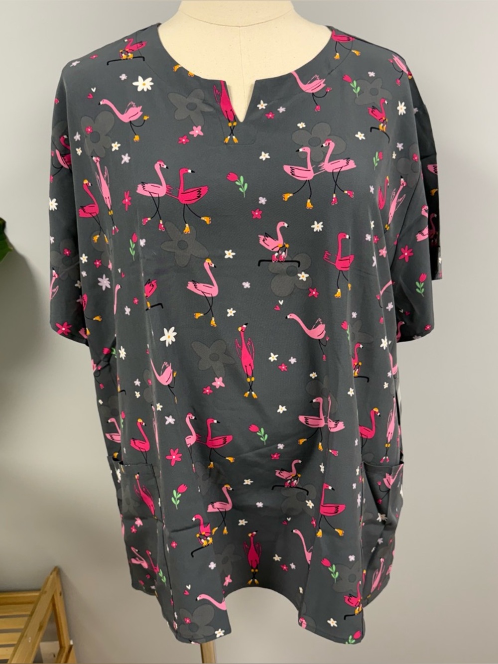 NWT Zoe + Chloe Scrub Top Skater Flamingoes Gray Scrubs Uniform Flamingo